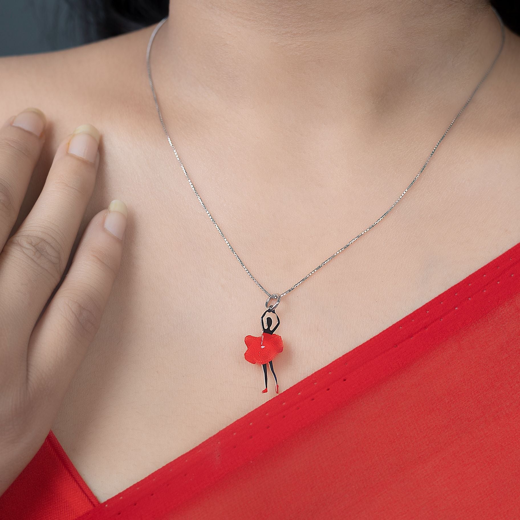 Alluring Pendant with chain silverhousebyrj
