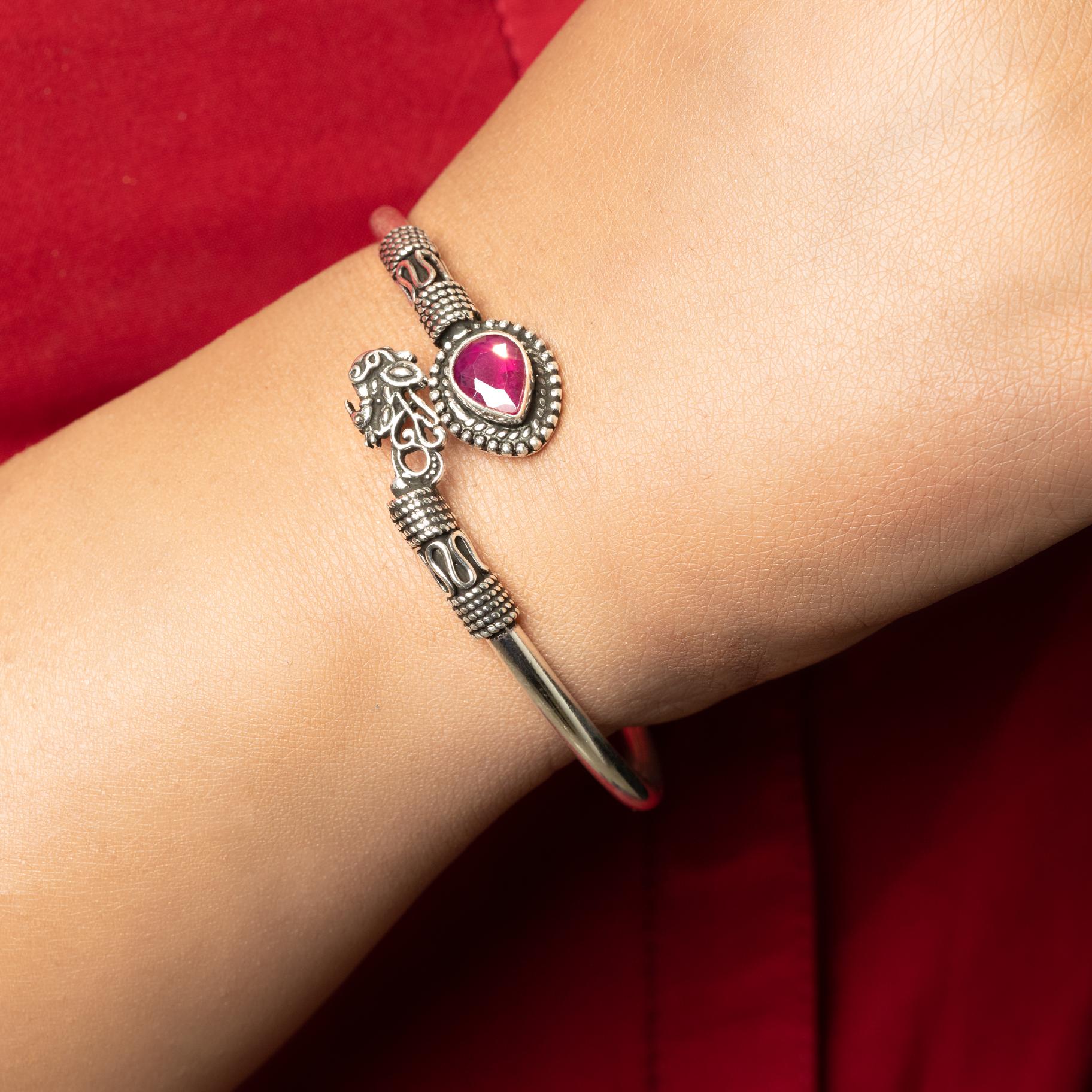 Curving Silver Bracelet Style