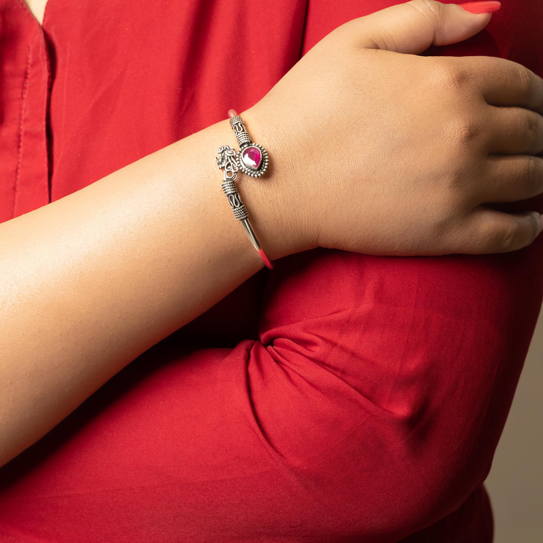 Curving Silver Bracelet Style