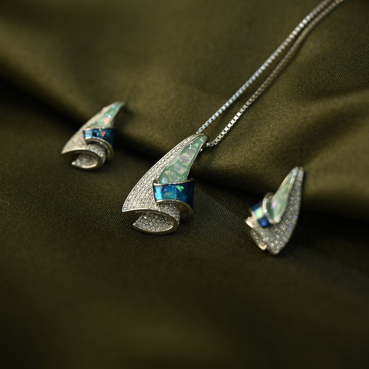 Emerald Blue Statement Pendant Set